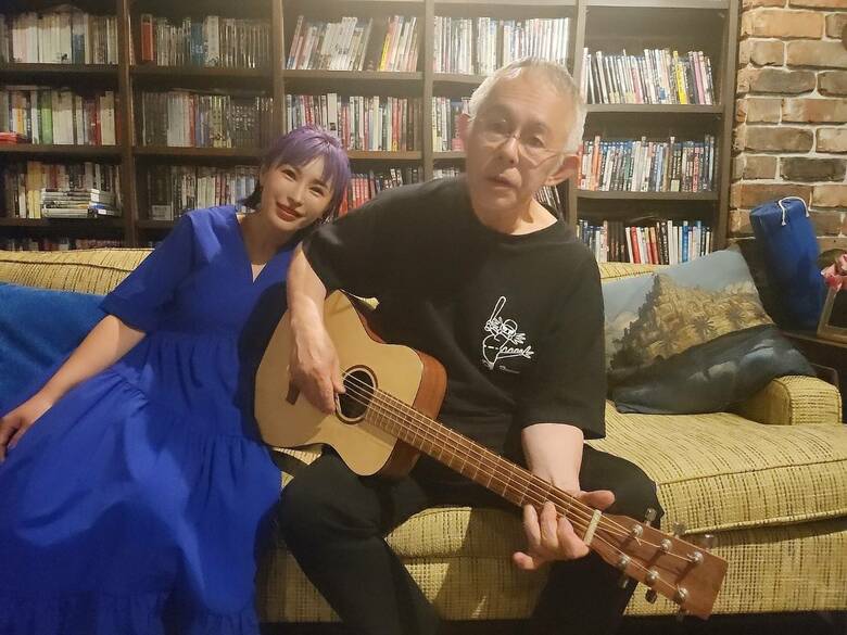 麻実子さんが立ち上げたオンラインサロンで弾き語りをする鈴木敏夫プロデューサー