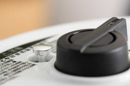 ▲フタに付いた銀色のピンが上がると加圧されていることがわかる。