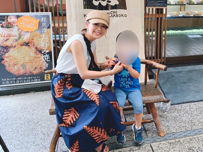 広島県の蒲鉾店を訪れる中野さん。シンガポールから帰国後は、広島県に3年弱住んでいた