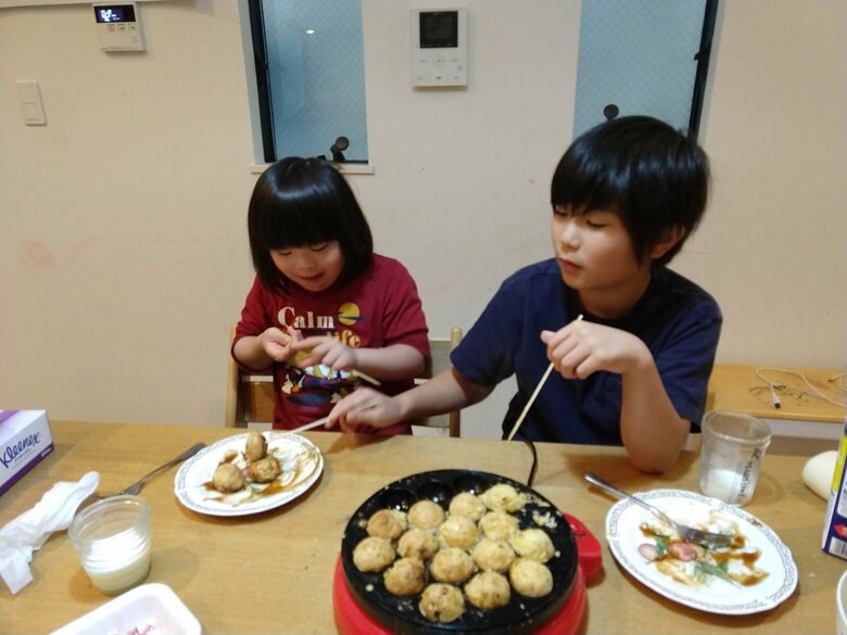子どもたちと一緒にたこ焼きパーティーをした