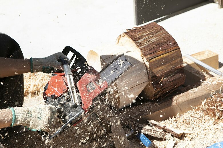 椅子を作っている作業中の様子