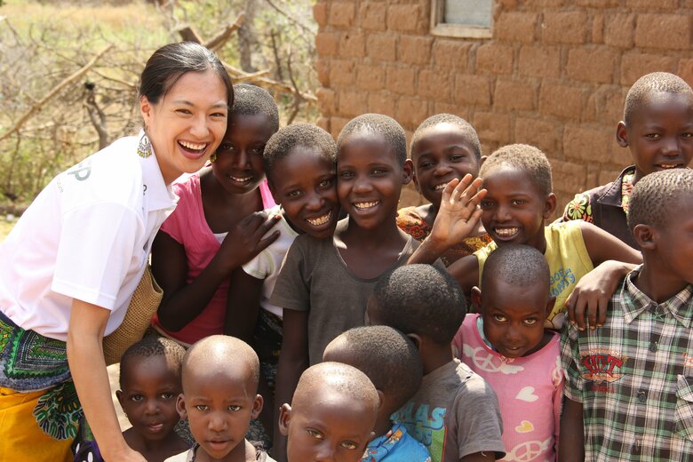 タンザニアの子どもたちと敦子さん