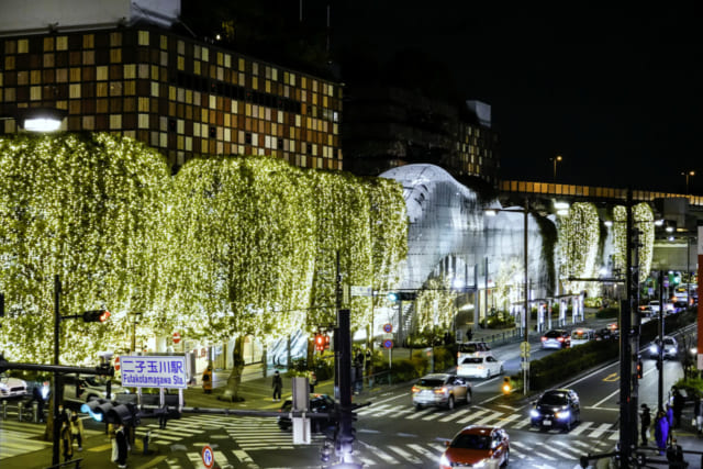 夜は電飾できらびやかになることもある二子玉川駅前