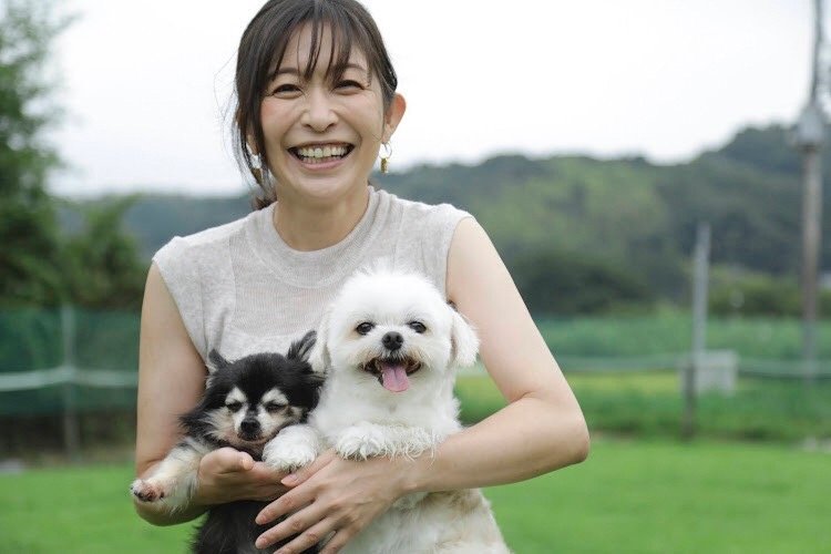 愛犬のチワワ・ハナちゃんとチワワとマルチーズのミックス犬・ハルくんのため、木更津に移住した小野真弓さん