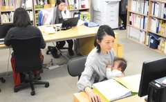 店舗やオフィスで抱っこしながら働くモーハウスの「子連れ出勤」はなぜうまくいく？