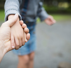 「娘より息子を可愛がる」愛情差別をする親の心理と傾向