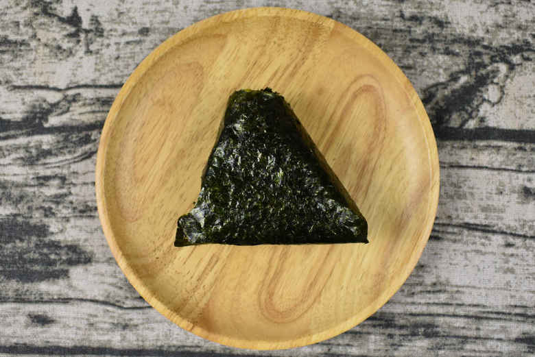 セブンイレブンの人気おにぎり「香ばしベーコンととろーりたまご」の食レポ画像