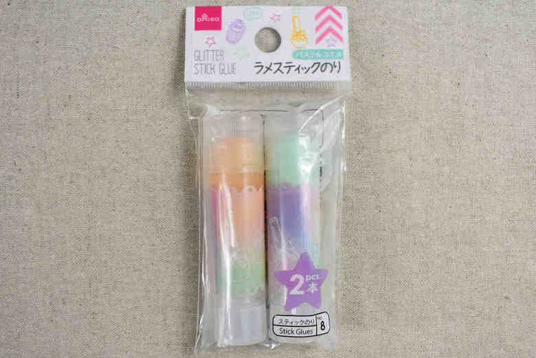 ダイソーの人気文房具「パステルコスメ ラメスティックのり」の画像