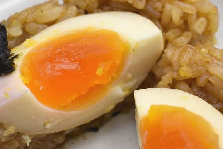 セブンイレブン「とんこつラーメン御飯 半熟煮玉子おにぎり」の実物画像