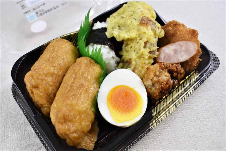 おすすめファミマおにぎり「いなり＆おむすびセット」の写真