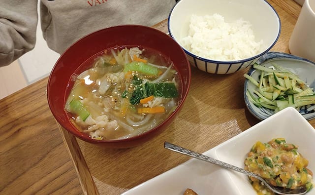 子どもたちに人気の具だくさんな汁物は、野菜の在庫一掃に大活躍