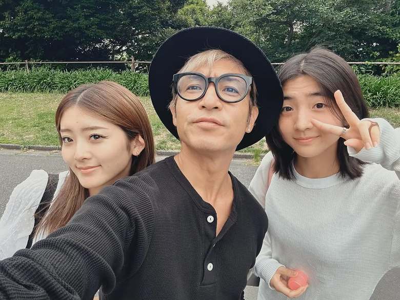 左から長女、つるのさん、次女