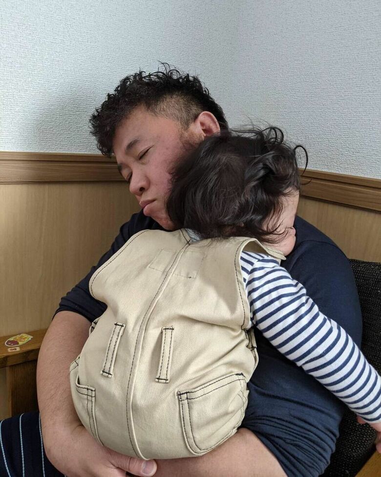 息子さんを抱っこしながら思わずウトウト。子どもの体温で親も眠くなっちゃいますよね
