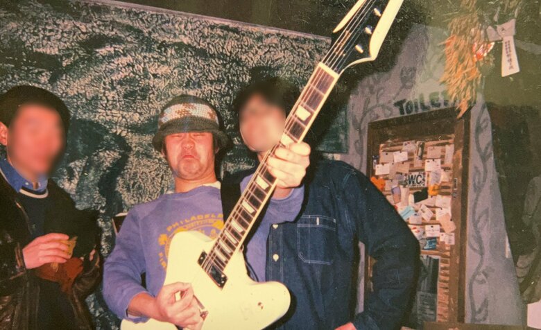 経営していた店内でお客さんと