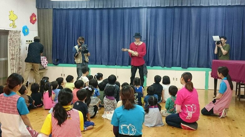ホラーイベントに向けて子どもたちにお化け屋敷について語るマイケルティーさん