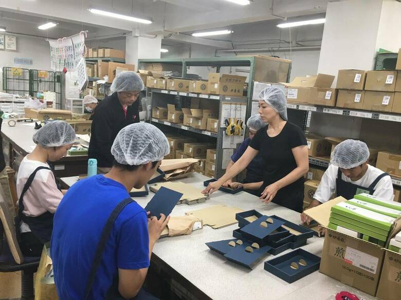 「みらせんジュニア」で内職作業を指導する様子