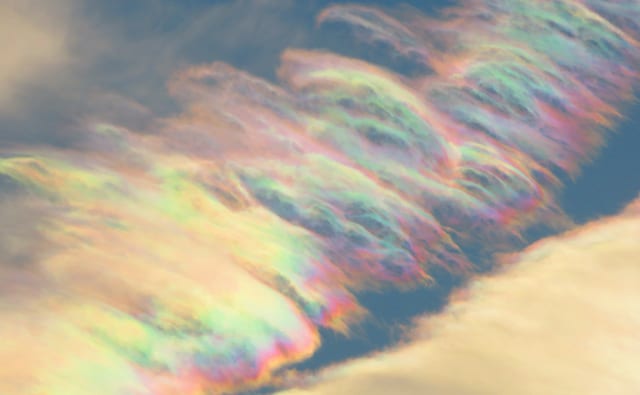 夕方で暖かい色になった彩雲／『すごすぎる天気の図鑑』（荒木健太郎／KADOKAWA）