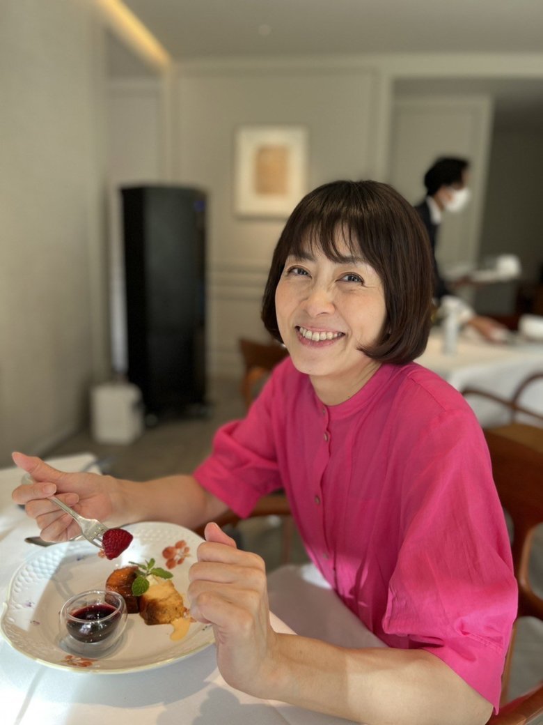 スイーツを食べている駒村さん。ピンクのシャツがお似合い