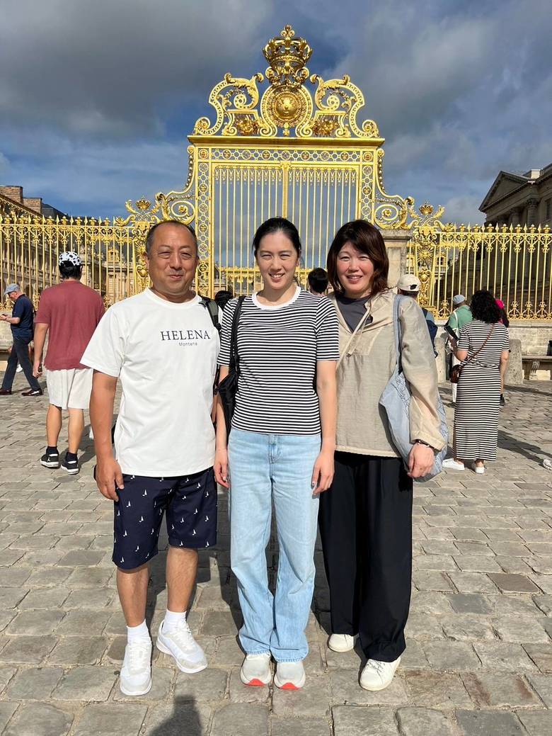 両親と旅先で撮影した一枚。父・均さんは現在バドミントン日本代表のヘッドコーチを務めている