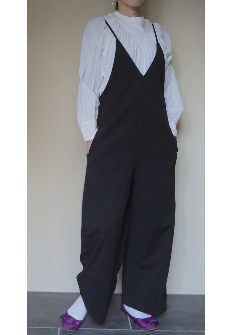 ▲ONのコーデは、ホワイトのブラウスとソックスを合わせて、光沢のあるシューズとシルバーアクセをワンポイントに。