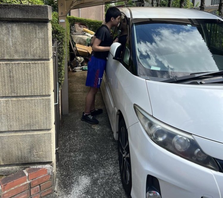 学校に行きたくて車を覗き込む大和さん
