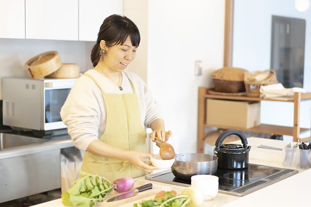 料理する菅野のなさん