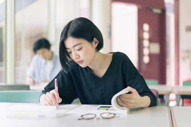 仕事をする女性