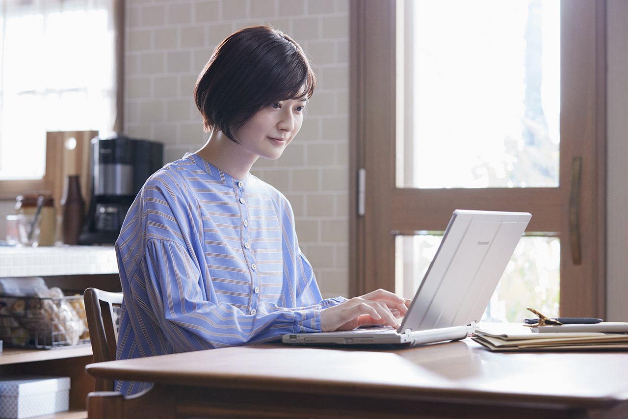 在宅ワークをしている女性のイメージ