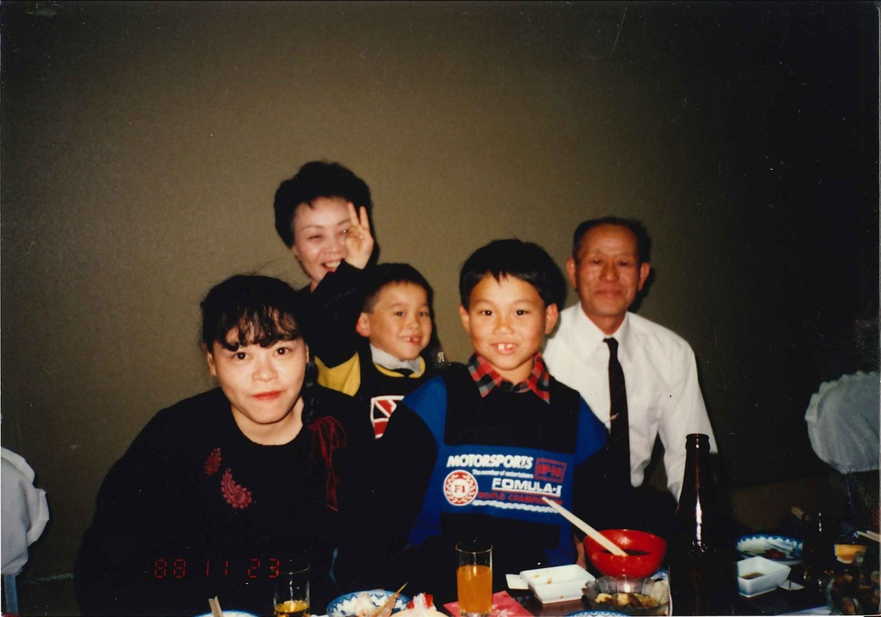 母親(左)と並んで笑顔の三山ひろしさん。後ろは弟さん(1988年)