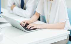 「孤立感がハンパない…」 女性が少ない職場で“働く意欲をアゲる”には？