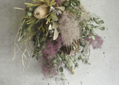 話題の壁掛け植物・スワッグ「お世話がまったく必要ない」と働くママに大人気！