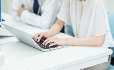 「孤立感がハンパない…」 女性が少ない職場で“働く意欲をアゲる”には？