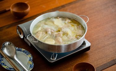 カラダの中からポッカポカ、韓国風の水炊き「タッカンマリ」