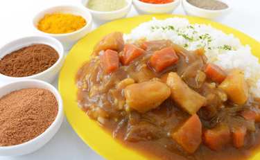 かきが丸ごと４つ！個性的なご当地レトルトカレーに舌鼓「取り寄せたい～」