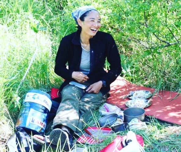 自然のなかで笑みがこぼれる小島聖さん