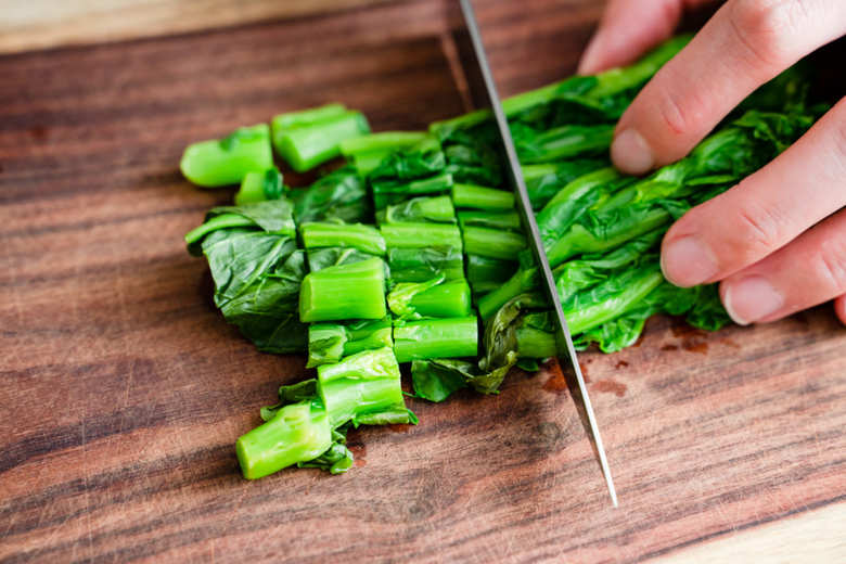 茹でた菜の花を刻む