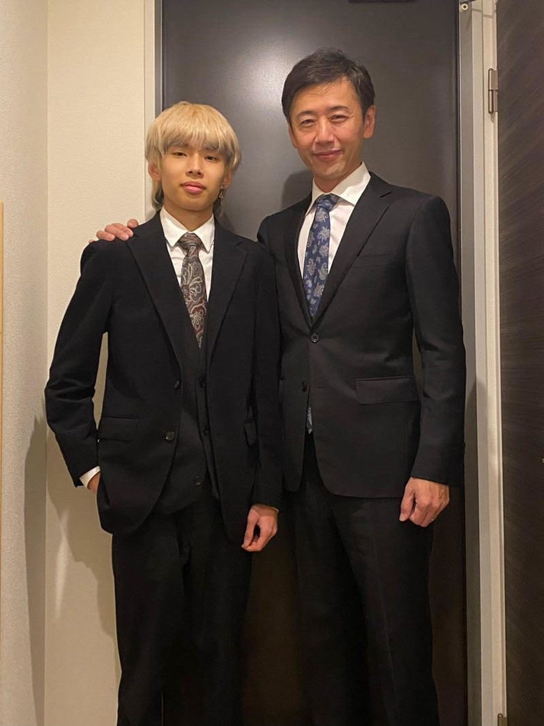 俳優の大浦龍宇一さんと息子さん