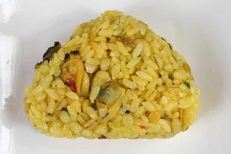 ナチュラルローソンのおすすめおにぎり「もち麦入りパエリア風おにぎり」の実物画像