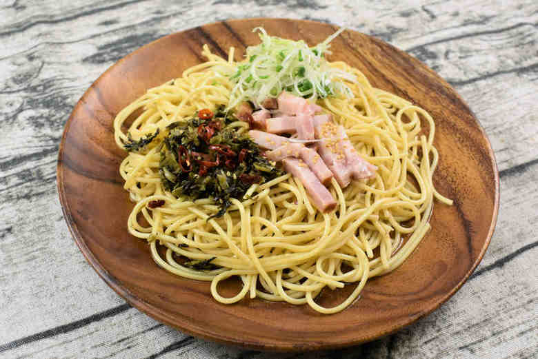 ローソンの人気パスタ「九州産高菜とベーコンのピリ辛和風パスタ」の実物画像２