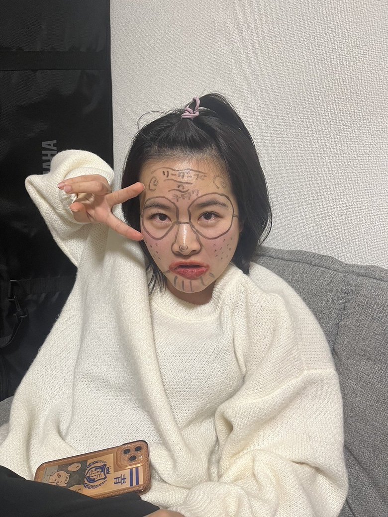 ペンでいたずら書きをしたままの顔でパチリ！お茶目な一面も