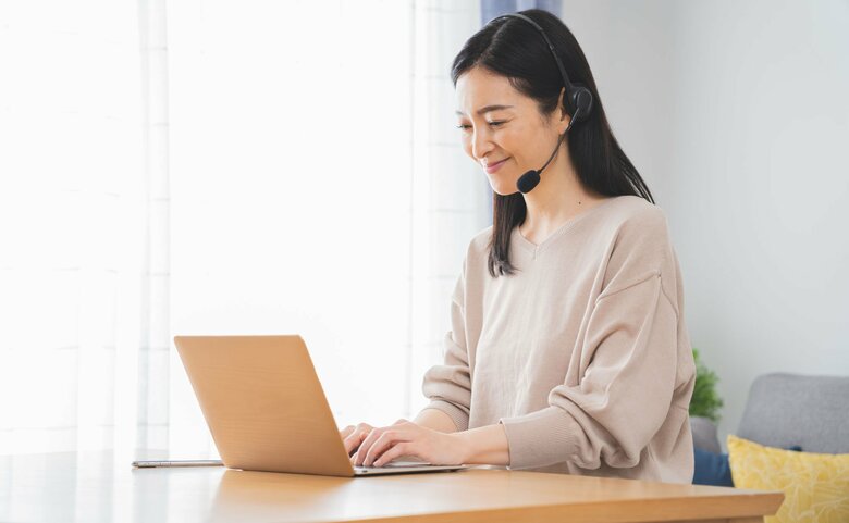 オンラインカウンセリングのイメージ（PIXTA）