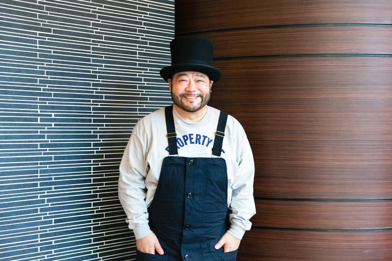 「人生、ブカブカのジャケットを着てもしゃあない」と笑う山田さん