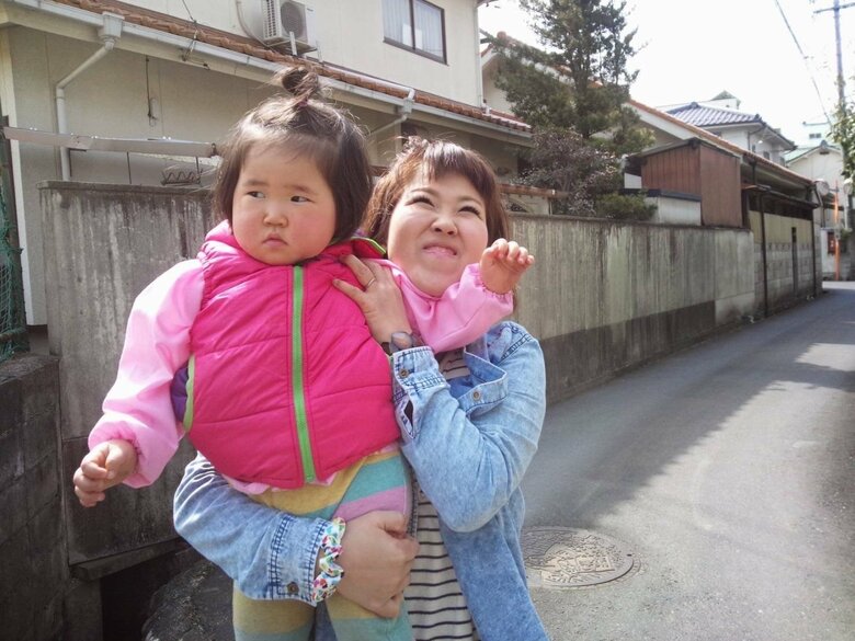 2歳ごろのゆいなさんと蓬郷さん。外出するのも大変だった