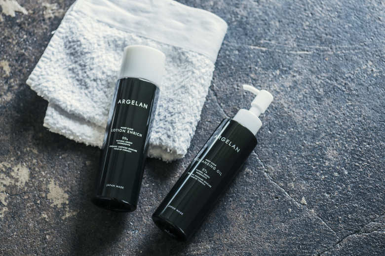 アルジェラン オーガニック認証 高保水化粧水　180ml 1500円（税抜）　アルジェラン オーガニック 艶肌クレンジングオイル 150ml 1200円（税抜）