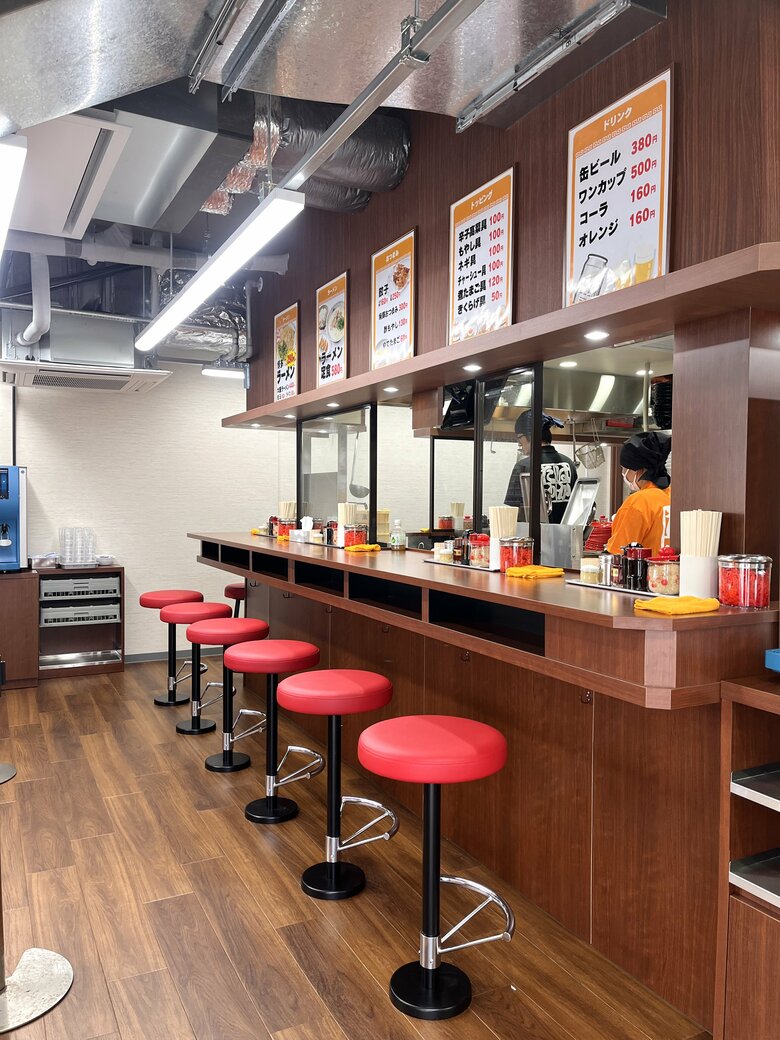 従業員が作業するときの動線を短くできるコの字型カウンターを採用している