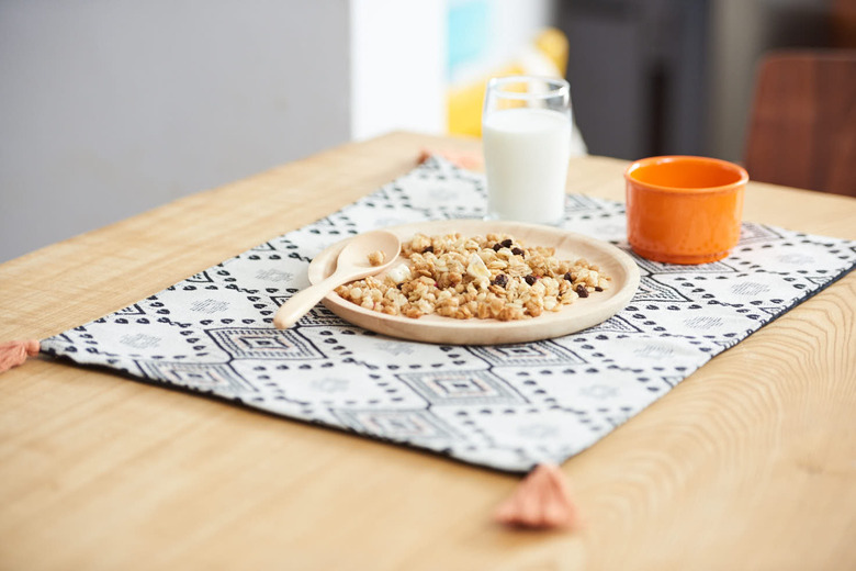 【ニトリで発見！】⑩木製プレート プランM 599円、⑪木製スリムスプーン 199円、⑫ランチョンマット（IN モンド T）399円