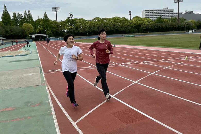 岩谷産業陸上部アドバイザーとして選手と走る野口さん