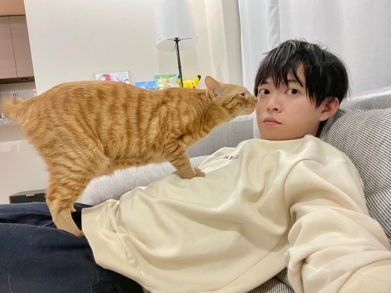 元保護猫で昨年夏から一緒に暮らしているリドくんとの時間は、松丸さんにとって大切なエネルギー源になっている。松丸さんのTwitterより