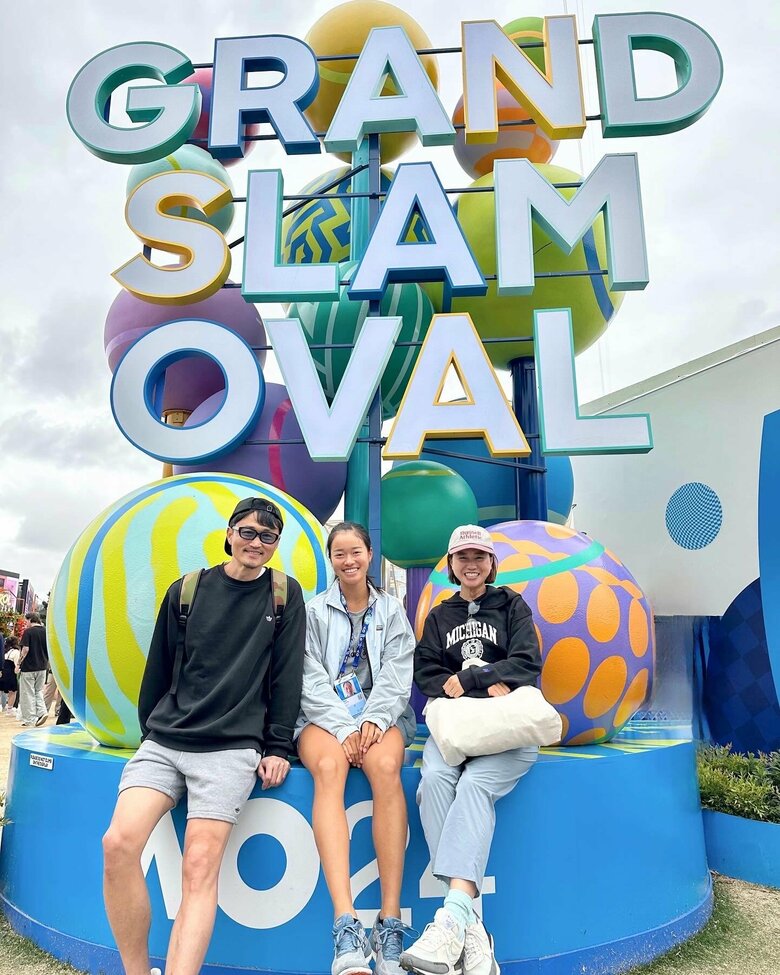 2024年3月、全豪オープンジュニア本戦に出場。親子3人での記念ショット