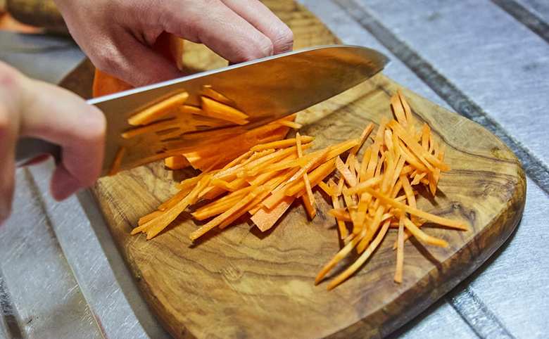 にんじんは皮をむき、せん切りにする。ちくわは輪切り。梅干はタネを取り除き、包丁でたたく。